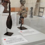 A gauche : Cuillère Mère et l'enfant, Mangbetu, RDC, Coll. part.
A droite : Fétiche de fertilité, Ada-Ewe, Ghana, Coll. part.