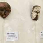 A gauche : masque d'initiation, Kwese, RDC, Coll. part.
A doite : masque rituel, Vuvi-Tsogho, Gabon, Coll. part.